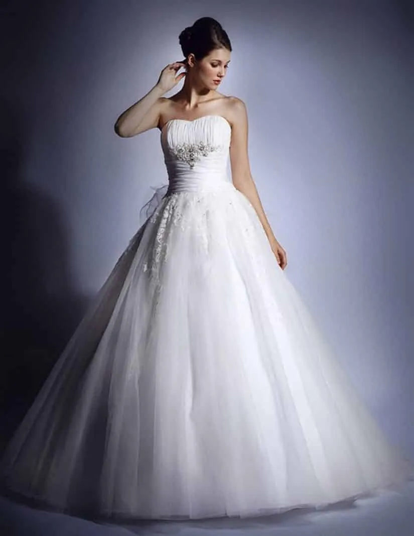 ---Elegant tulle wedding dress with a sweetheart neckline, draped bodice and internal bra, decorated with lace appliqués, rhines