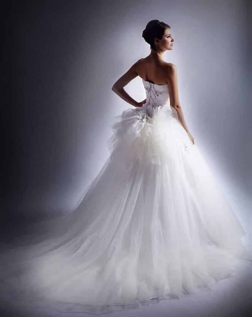 ---Elegant tulle wedding dress with a sweetheart neckline, draped bodice and internal bra, decorated with lace appliqués, rhines