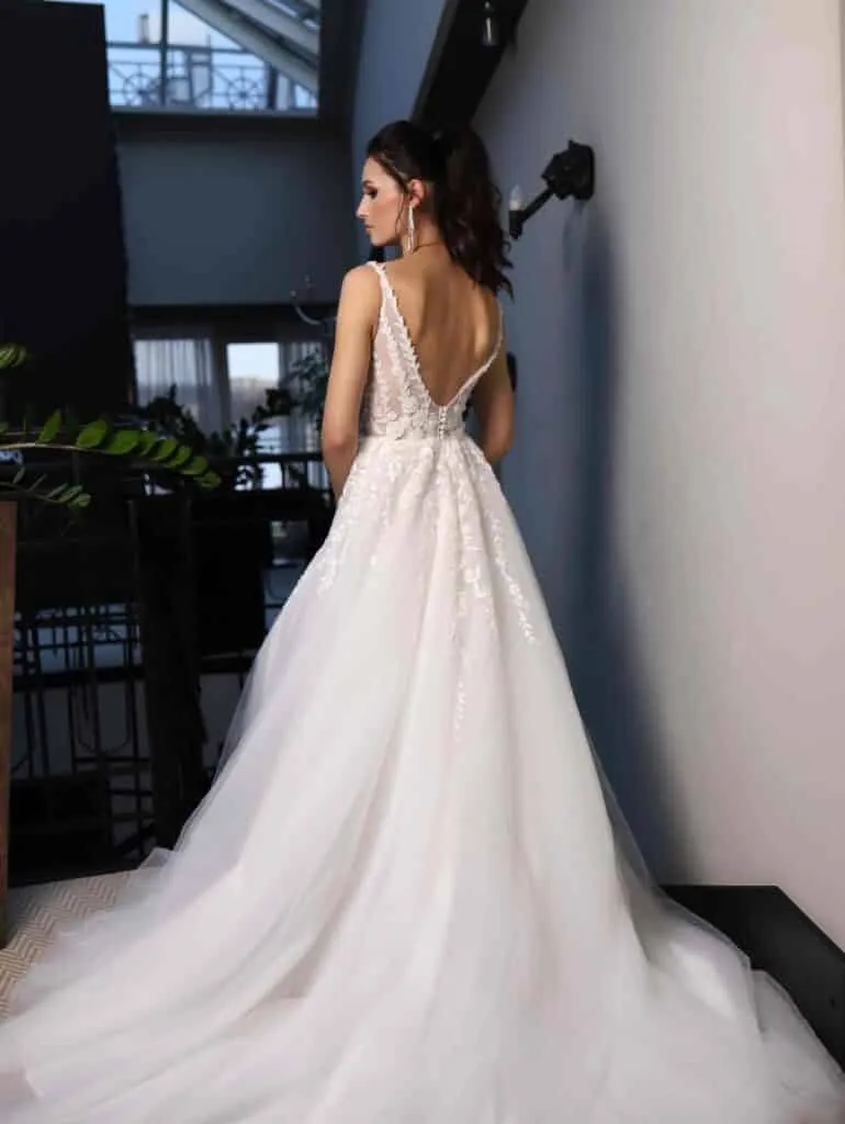 ---High Fashion Italian Bride Wedding Dress, floral art style for a real icon! V-neck, the bodice is entirely covered with rebro