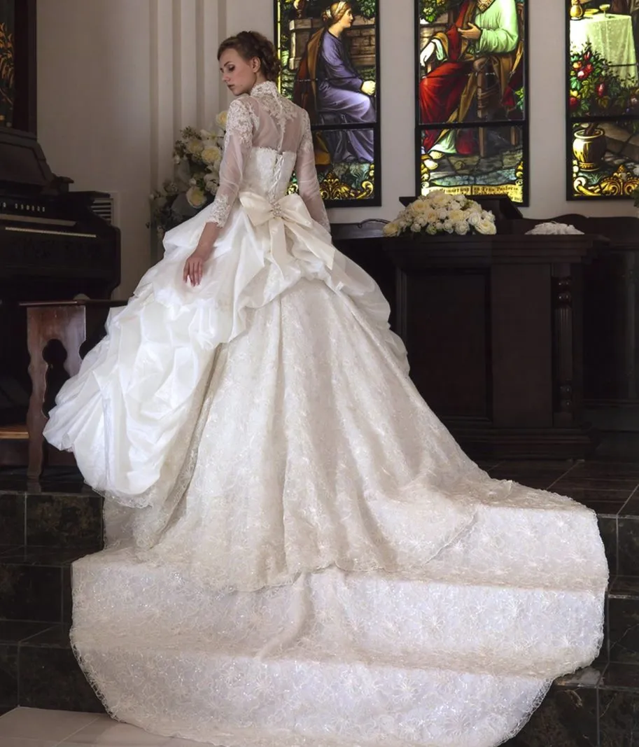 ---Very refined princess style wedding dress while the lace and rhinestone bodice and the high neckline give the dress a note of