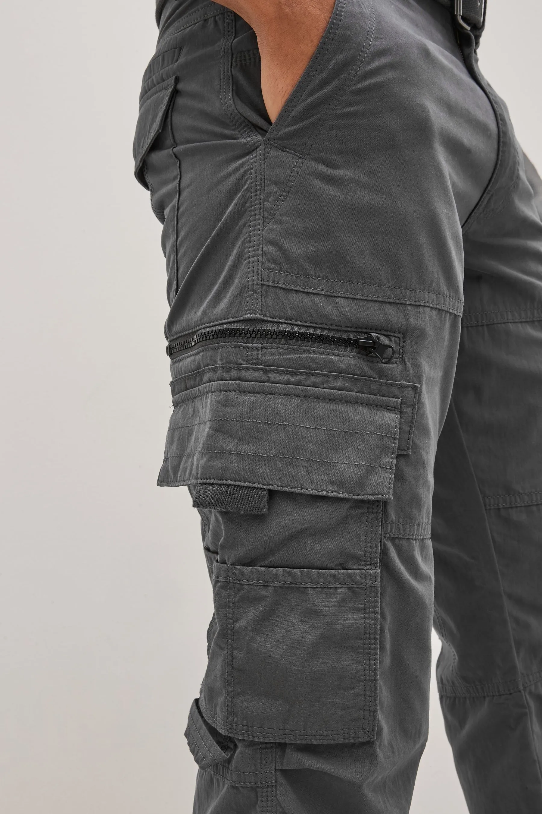 Pantaloni cargo tecnologici con cintura    